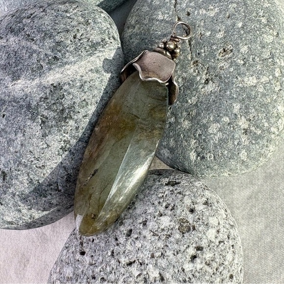 Iridescent Labradorite Silver Floral Pendant Ethereal Fairy Minimalist Mystical - Picture 9 of 14